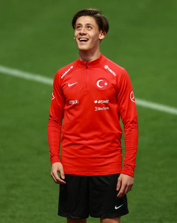 A MİLLİ TAKIM FORMASI GİYDİ
17 yaşındaki futbolcu, A Milli Takım Teknik Direktörü Stefan Kuntz tarafından İskoçya ve Çekya maçlarının aday kadrosuna çağrılmıştı. Arda, Gaziantep'teki Çekya karşılaşmasında ise kariyerinde ilk kez A Milli Takım formasını giymişti.