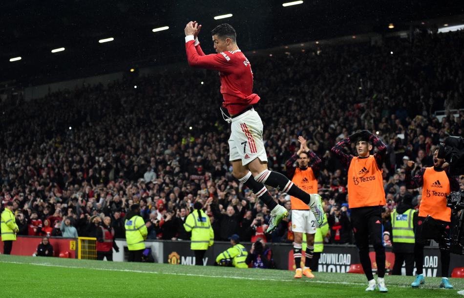 PARASINI BIRAKTI
Manchester United ile sözleşmesini karşılıklı olarak fesheden Cristiano Ronaldo, kulüpten herhangi bir ödeme almayacağı belirtildi. Ünlü oyuncunun alacağı olan 17 milyon euro'dan vazgeçtiği iddia edildi.