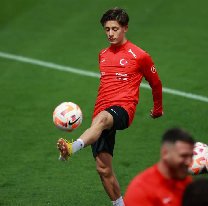 PARIS SAINT-GERMAIN
Fransız devi için İtalyan basınına dayandırılarak verilen bilgide, Arda Güler'in çok fazla oynamamasına rağmen kulübün sportif direktörü Luis Campos'un dikkatini çektiği aktarıldı.