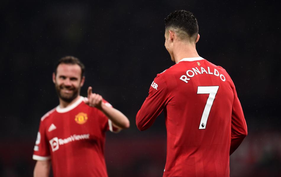 BEŞİKTAŞ VEYA FENERBAHÇE'YE GİTSİN!
Galatasaray taraftarlarının büyük bölümü Ronaldo ile yatıp kalkarken gelmesine karşı çıkanlar da vardı. Hatta bir taraftar,