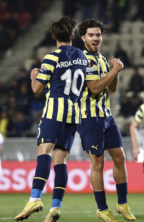 TOTTENHAM
İngiliz ekibinin de Arda Güler'in yakından takip eden bir başka takım olduğu ve genç oyuncuya yüksek bir bonservis bedeli ödeyerek risk alabileceği ifade edildi. Fenerbahçe'nin de Arda'dan yüksek bir bonservis kazanmak istediği hatırlatılırken, İngiltere'den gelecek böyle bir teklifin diğer takımların şansını oldukça düşüreceği aktarıldı.