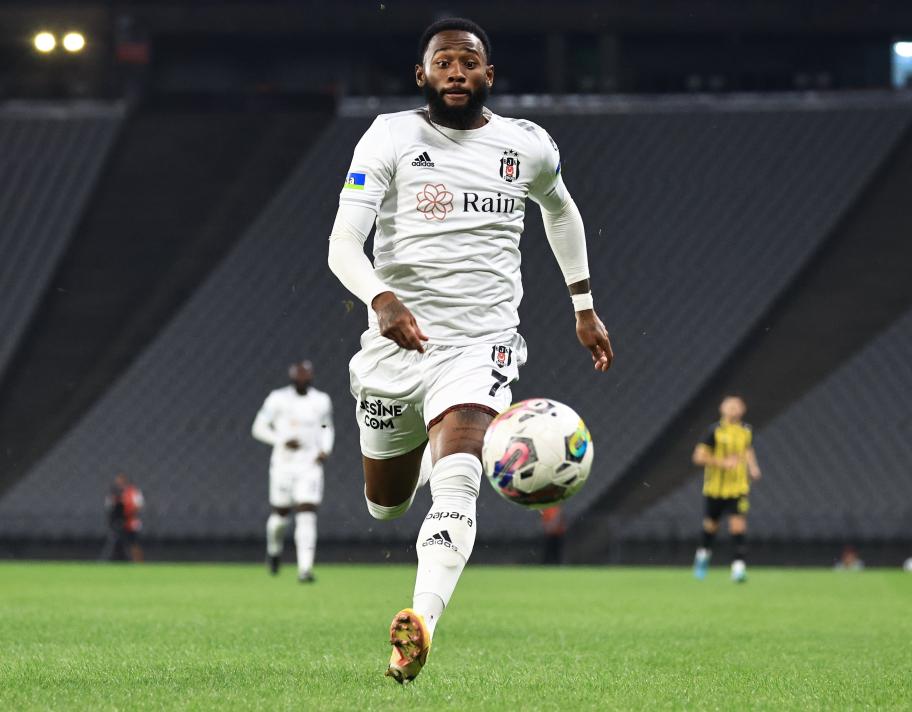 12 MAÇTA 4 GOL
Bu sezon Beşiktaş formasıyla Süper Lig’de 12 maça çıkan N’Koudou 4 gol atmayı başardı. Kamerun Milli Takımı da Dünya Kupası’nda ilk maçına bugün saat 13.00’te İsviçre karşısında çıkacak.
