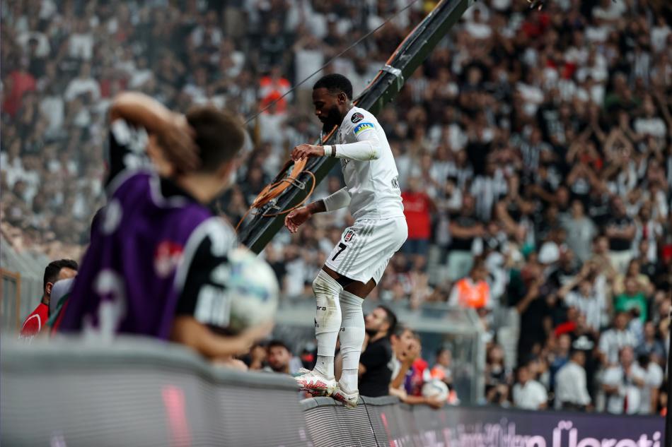 N'KOUDOU YAKINDAN İZLENİYOR
Beşiktaş, Dünya Kupası’na giden oyuncularının performansını yakından izlerken bu isimlerin başında Georges-Kevin N’Koudou geliyor. (Hürriyet)