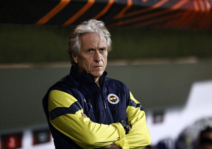 TEK YOL FENERBAHÇE
Bu gelişme sarı-lacivertli camiada büyük bir sevinç yarattı. Takımı hem Süper Lig'de hem de Avrupa'da uçuran Portekizli çalıştırıcı büyük bir olasılıkla Fenerbahçe'nin başında kalacak.