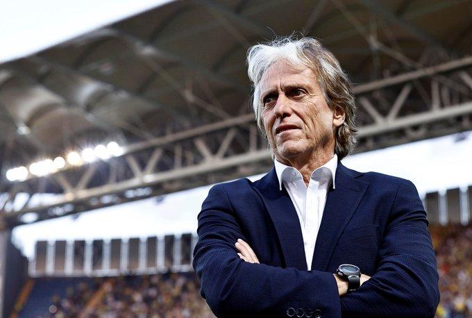 GÖZLER ARALIK AYINDA
Fenerbahçe'de gözler aralık ayına çevrildi. Teknik direktör Jorge Jesus'un takımdaki geleceğini yakından ilgilendiren konu, Dünya Kupası'nın ardından Brezilya Milli Takım Teknik Direktörü Tite'nin, 2016 yılından bu yana sürdürdüğü görevinden ayrılacak olması. Peki Jesus'un durumu ne olacak? İşte flaş gelişmeler...