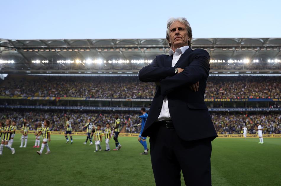 1 YIL DAHA UZATILACAK
Hoca ve yardımcılarının maaşına yapılacak zammın belirlenmesinin ardından taraflar masaya oturacak, gelecek sezonun transfer planlaması konuşulacak. Jesus ve yönetimin, ortak bir paydada buluşması halinde mevcut sözleşme en az 1 yıl daha uzatılacak. [SABAH]