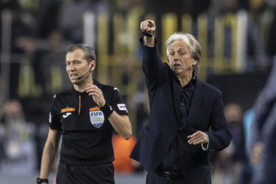 ŞARTLAR VE TRANSFER PLANLAMASI MASAYA
Jesus, tüm ısrarlara rağmen Fenerbahçe ile uzun süreli mukavele yapma fikrinden uzak durmuş ve 1 yıllık imza atmıştı. Sarı-lacivertli yönetim, 68 yaşındaki teknik direktörün yeni sözleşme çalışmalarına başladı.