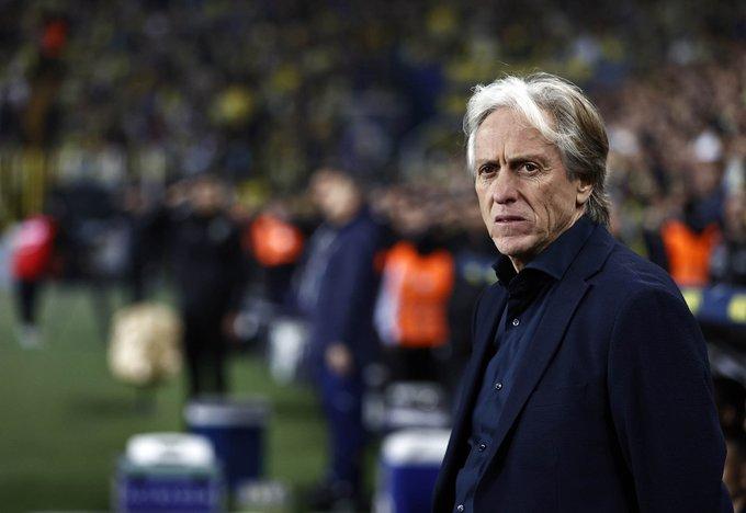 FLAMENGO VE BENFİCA DEFTERLERİ DE KAPANDI
Brezilya'yı geçmişte farklı bir ülkeden teknik adamın yönetmemesi, Jesus seçeneğinin arka planda kalmasında önemli bir faktör olarak gösteriliyor. Flamengo ve Benfica defterlerini de kapatan Jorge Jesus'un, yoluna Fenerbahçe'de devam etmesine kesin gözüyle bakılıyor.