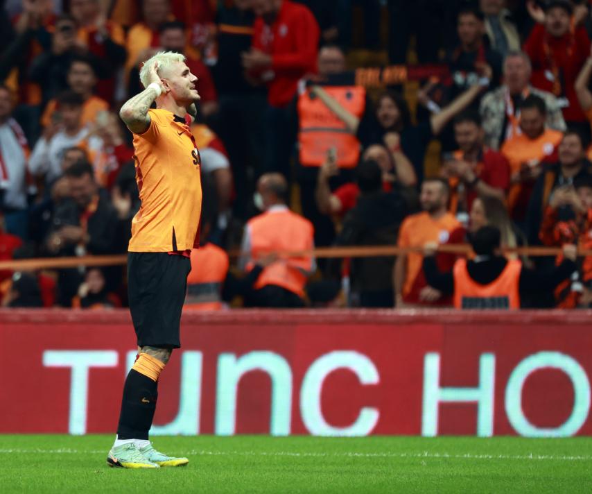 BAŞKAN OLUMSUZ KONUŞMUŞTU
Icardi, İtalya'da olduğu dönemde harikalar yaratmıştı. Şimdi Atletico'da da benzer işlere imza atabilir.' Icardi'yi PSG'den sezon sonuna kadar kiralayan Galatasaray'da Başkan Dursun Özbek, Arjantinli yıldızın bonservisini almalarının mümkün olmadığını da geçtiğimiz günlerde açıklamıştı. (Akşam)