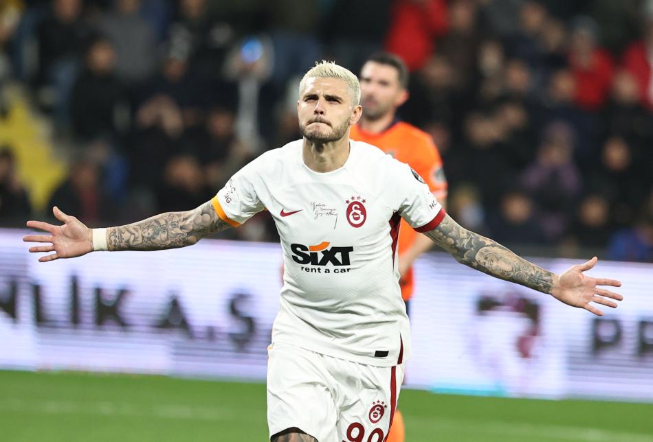 İSPANYA VE GÜNEY AMERİKA'DA GÜNDEM OLDU
Sarı-Kırmızılı takımda gösterdiği performansla bir anda taraftarların sevgilisi haline gelen Arjantinli Mauro Icardi'nin devre arasında takımdan ayrılma tehlikesi bulunuyor. Sebebi de İspanyol ekibi Atletico Madrid'in teknik direktörü Diego Simeone'nin Icardi'yi devre arasında takıma katmak istemesi. Dün İspanya'da ve Güney Amerika'da gündem olan bu transfer gelişmesiyle ilgili haberlerde şu ifadelere yer verildi: