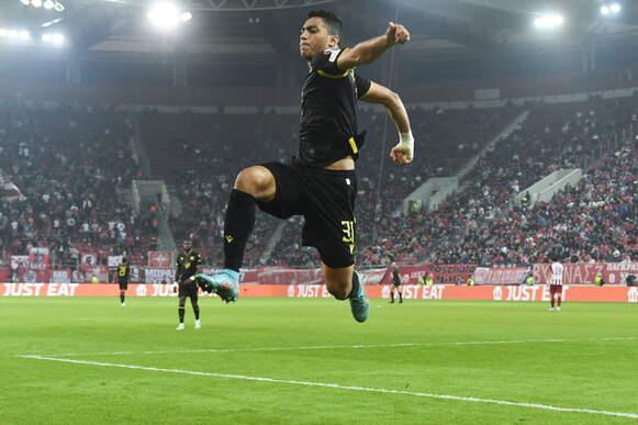 OPSİYONU VAR
Bu oyuncuların başında ise Mustafa Muhammmed geliyor. Fransa'nın Nantes Kulübü’ne 250 bin Euro karşılığında kiralanan 24 yaşındaki Mısırlı santrforun 5 milyon 750 bin Euro'luk satın alma opsiyonu bulunuyor. Fransız ekibinin ilk 11'inde vazgeçilmez isimler arasına giren Mohamed'in çıkış bedeli, büyük ihtimalle ocak ayında ödenecek ve oyuncunun bonservisi Nantes'a geçecek. Muhammed'den gelecek olan bu para, kulübü transfer çalışmalarında bir hayli rahatlatacak gibi görünüyor.