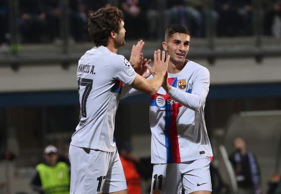 ÇOK YÖNLÜ BİR OYUNCU
Galatasaray'ın transfer etmek istediği Alonso birçok bölgede forma giyebilmesiyle tanınıyor. Ana mevkisi sol bek olan tecrübeli oyuncu, stoper ve orta saha sol olarak da görev yapabiliyor. 1.89 boyundaki İspanyol, bu sezon Barcelona formasıyla 8 maçta stoper, 4 maçta ise sol bek olarak forma giydi. 12 maçta 853 dakika süre alan İspanyol oyuncu, 1 gollük de katkı verdi.