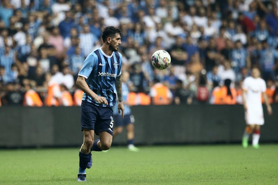 SAMET AKAYDIN'IN SÖZLEŞMESİ BİTİYOR
Savundaki diğer yerli adayı ise hemen hemen tüm şampiyonluk adaylarının listesinde bulunan Samet Akaydın. Bu sezon Adana Demirspor formasıyla müthiş bir form grafiği ortaya koyan 28 yaşındaki stoperin sözleşmesinin sezon sonunda bitecek olması, iştah kabartan bir başka unsur. Ancak Galatasaray'ın planı, bu transferi ocak ayında gerçekleştirmek.
