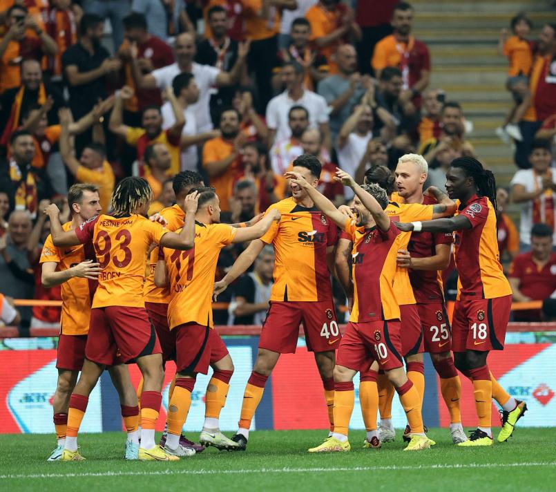 TRANSFER MECBUR
Başta Sacha Boey ve Victor Nelsson olmak üzere yabancılara gelen teklifler, aynı zamanda Ross'un da ciddi bir sakatlık yaşaması, bu bölgeye takviye yapılmasını mecbur kılıyor. Sarı-Kırmızılılar da bu fırsatı yerli transferleriyle değerlendirip, ilk 11'de ön taraftaki yabancı opsiyonunu artırmayı düşünüyor.