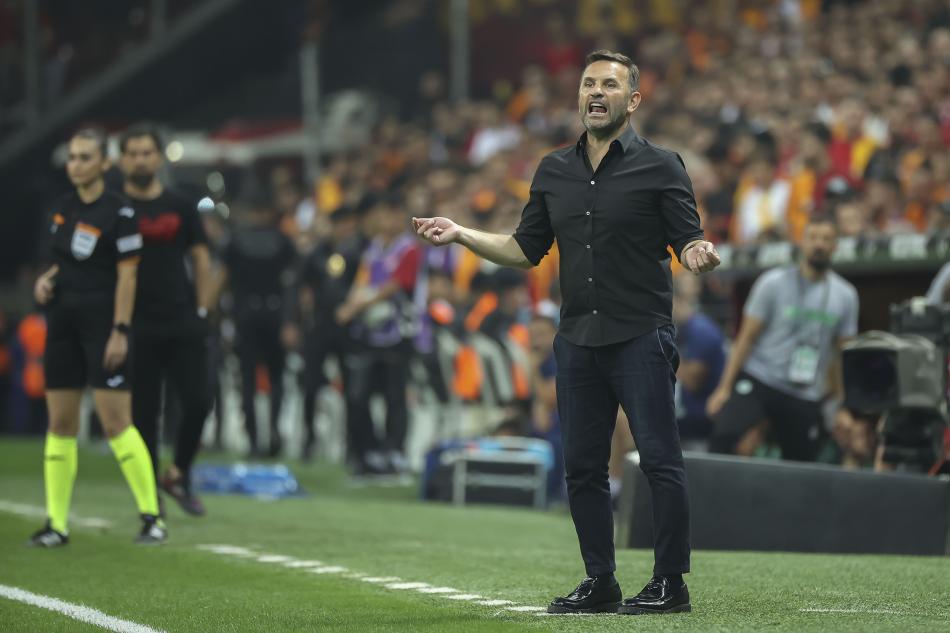 STOPERE YERLİ HAMLESİ
Galatasaray'ın hocası Okan Buruk, ara transfer döneminde izlenecek yol haritasını, yönetimle yaptığı son toplantıda netleştirdi. Ligin geride kalan bölümünde, özellikle yerli rotasyonunda sorunlar yaşayan başarılı çalıştırıcı, en kolay çözümü özellikle geri dörtlüdeki Türk oyuncu sayısını artırmakta buldu.