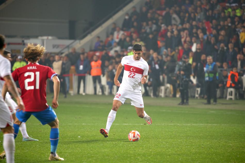 MENAJERİYLE GÖRÜŞME YAPILACAK
Sarı-Kırmızılılar buna rağmen Cenk'le anlaşmayı sağlayıp, Valencia'ya olası transferinin önüne geçmeye çalışacak. Önümüzdeki hafta genç oyuncunun menajeriyle bir görüşme yapılacağı da gelen haberler arasında.