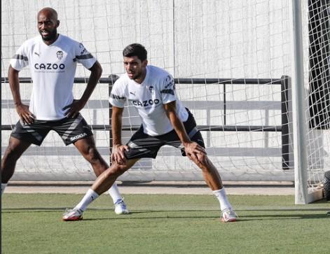 İLK SIRADA CENK ÖZKACAR VAR
Yerli savunmacı transferinde ilk sırada ise Cenk Özkacar var. A Milli Takım forması da giyen 22 yaşındaki savunmacının bonservisi Lyon'da ve Valencia'da kiralık oynuyor. Ancak İspanyol kulübünde satın alma opsiyonunun bulunması, Galatasaray'ın işini zorlaştırıyor.