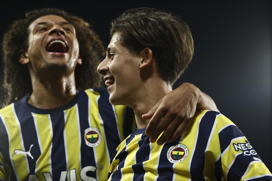 YÜZDE 20 PAY VERİLMİŞTİ
Arda'yı yetiştiren kulüp olan Gençlerbirliği'ne sonraki satıştan yüzde 20 pay verilmişti. Bu hakkın devri adına bir süredir devam eden görüşmelerde sona varıldı. Fenerbahçe yöneticisi Özgür Özaktaç ile Gençlerbirliği Başkanı Niyazi Akdaş arasında prensip anlaşmasına varıldı.