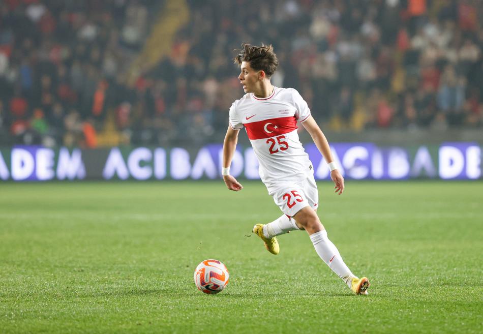 2.5 MİLYON EURO VERİLECEK
Anlaşmaya göre; Fenerbahçe, 2.5 milyon euro ücret verecek. Zor durumdaki başkent ekibine Lemos, Nazım Sangare, Çağtay Kurukalıp, Yiğit Efe Demir ve bazı U19 Takımı oyuncularının içinde yer aldığı 5-6 futbolcu kiralık sunulacak, ücretleri de karşılanacak. İlerleyen günlerde Fenerbahçe Başkanı Ali Koç ile Niyazi Akdaş'ın bir araya gelip kesin anlaşmaya varması bekleniyor.