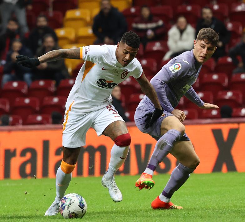 VAN AANHOLT
Takımın en tecrübeli isimlerinden biri olmasına rağmen amatör hatalar yapmaya devam ediyor. Sol bekte formasını Kazımcan'a kaptırdığı için dün orta sahanın merkezinde oynadı ve 4. gol öncesi yaptığı pas hatası taraftarı çıldırttı.