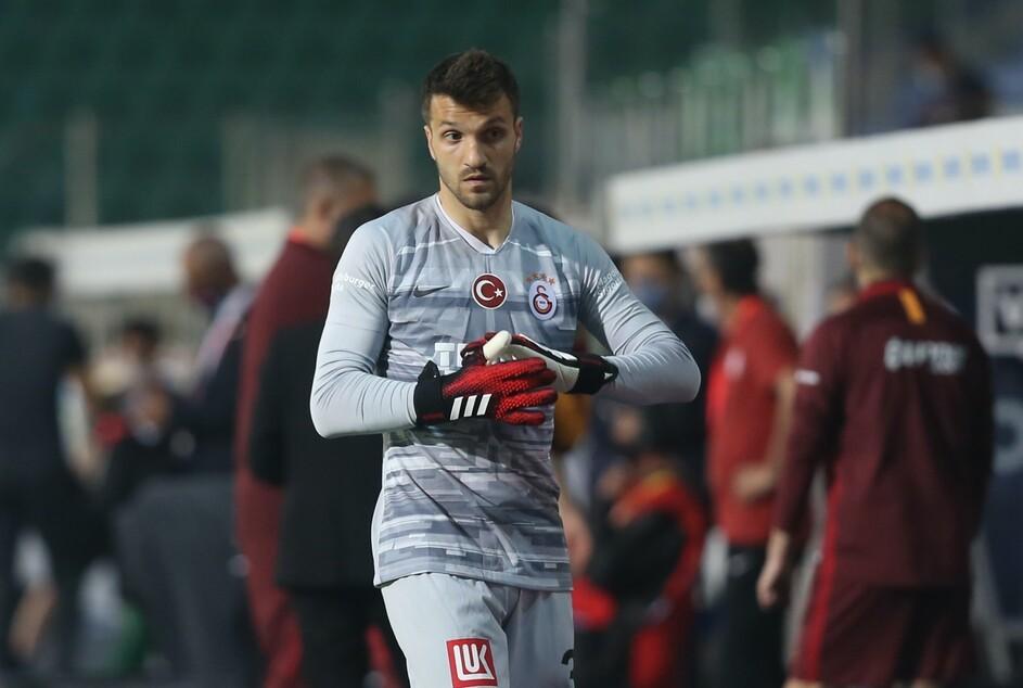OKAN KOCUK
Rayo Vallecano ve Villarreal'den ceza sahası dışından 3 gol yedi. Frikikte barajı doğru kurmadı. Muslera'nın cezalı olduğu İstanbulspor maçında kaleyi koruyacak Okan Kocuk hiç güven vermiyor.