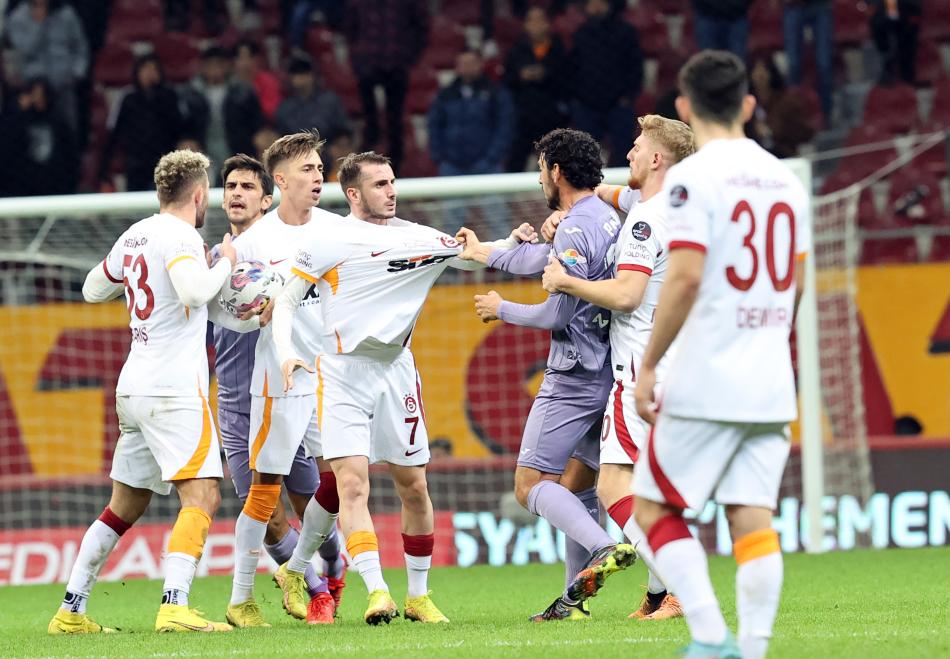 YÜKSEK GERİLİM!
Galatasaray 4-2 gerideyken bir anda saha karıştı. Kerem Aktürkoğlu, bir pozisyonda aldığı darbeyle yerde kaldı ve çok sinirlendi. İki takım futbolcuları uzun süre gerginlik yaşadı. Okan Buruk da sahaya girip oyuncuları ayırdı. (Sabah)