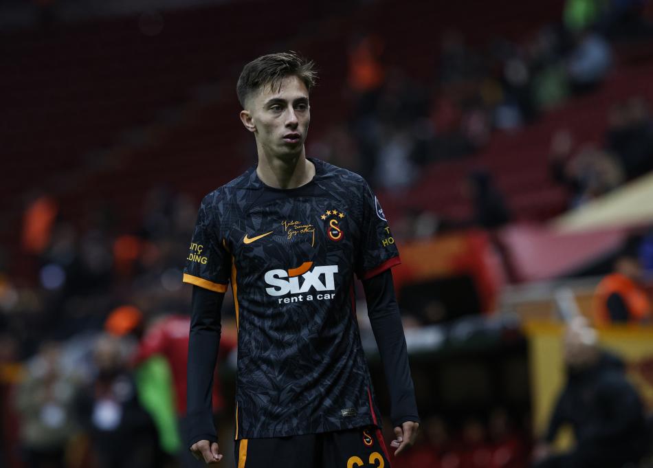 BARAN AKSAKA
Oyuna girer girmez tek paslarıyla orta sahayı rahatlattı. Oyun görüşü ve kumaşı iyi. Abdülkerim'in golünde topu güzel keserek istatistik hanesine asist yazdırdı.