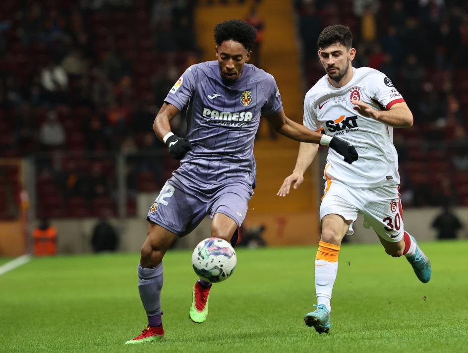 YUSUF DEMİR
Gomis'in golünde korneri kullanması dışında olumlu hücum aksiyonu yoktu. İkili mücadelelerde zayıf kaldı. Sağ kenarda saklanarak oynadı, vasattı.