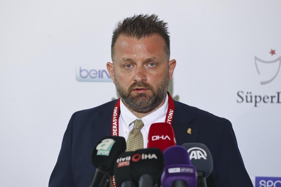 BAKİ'NİN AÇIKLAMALARI
Selahattin Baki: İnce ince bir kıyım vardı. Ama VAR'dan döndü ne mutlu bize. Fenerbahçe'nin attığı 2. golde ofsayttan golü iptal etti. VAR'dan döndü. Hakemin hemen gözü önünde Batshuayi'ye yapılan faul vardı. Faul verilmesi gerekiyordu. Pozisyon devam etti. Fenerbahçe golü yedi. Hakem golü verdi. Bu sadece, golü yediğimiz dakika itibariyle maçın sonucunu merkezden etkileyecek andan itibaren, bizi son derece derinden etkileyebilecek bir hata VAR'Dan döndü.