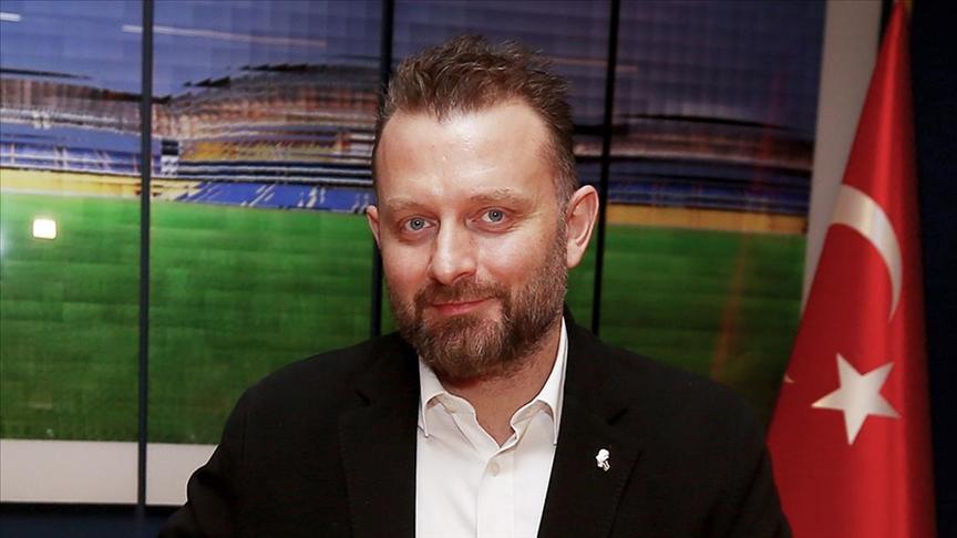 JESUS VE ALİ KOÇ'UN ARASINDA SORUN VAR MI?
Son 2 gündür, gene köpürtülen bir haber var. Jorge Jesus ve başkanımız arasında sorun olduğuna dair. Başkanımız ve Jesus'la açık ara en çok mesai harcayan yönetici olarak, ilk görüşmeden bu yana ilişkileri çok iyi seviyede. Takım iyi giderken, bu tür dedikodulara maruz kalmıyoruz. Ben ilkokuldan bu yana böyleydi, negatif Fenerbahçe haberi yapıp bu ülkede ekmek kazananlar var. İtibar etmeyiniz. Hiçbir promblem yok.