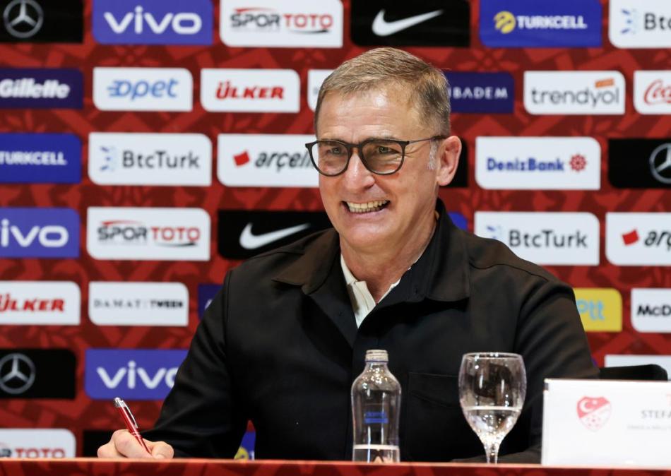 BEN YAPTIĞIMIZ İŞTEN KESİNLİKLE MEMNUNUM
Şu ana kadar performansınız ve sonrası için başarı kriteriniz nedir?
Göreve geldiğimde önceki yönetimin belirlediği iki hedef vardı. Birincisi mümkünatı varsa Dünya Kupası play off turuna kalabilmek ve Uluslar Ligi’nde ise bir üst lige çıkmaktı. Bu iki hedef de başarıldı. Bu konuda 10 puan aldık diyebilirim.