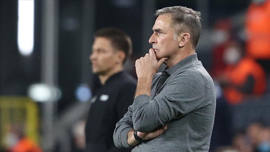 TARAFTARIN 'KORNA' SÖZÜ AKLIMA KAZINDI
Almanya'da kasiyerlik yaparken gurbetçi bir taraftarımız ‘Hocam kornaya basma imkanımız olsun’ dedi. Sonuçta bizi o kadar galibiyetler, başarılar mutlu ediyor ki! Biz konvoylar yapacağız. Şehirlerimizde kutlamalar da yapacağız. O kornaya basmak istiyoruz. Hedefler ile alakalı düşündüğümde kafamda hep korna sesi yükseliyor. O kornayı taraftarımız aklıma kazıdı. Kornalara basacağız,”