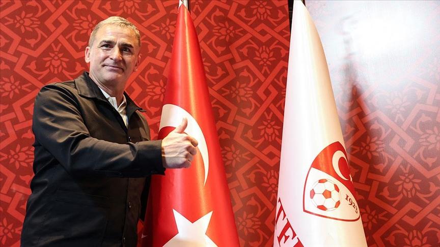 KLOPP BANA 'TÜRKİYE'DE SABIR VAR MI?' DİYE SORDU
Babel ve Rijkaard ‘Türk futbolunda her şey var, hiçbir şey tam değil’ dedi. Bu konuda ne düşünüyorsunuz?
“Çok zor bir soru! Bu süreçte şunu öğrendim. Her doğruyu her yerde direkt söylememek lazım. O yüzden doğruyu en güzel şekilde ifade etmeye çalışacağım. Benim yaptığım ve yapmak istediğim istatistiksel bilgilerle bu durumu göstermek! Bu şekilde daha net belli oluyor. Türkiye ile Avrupa’nın 5 büyük liginde yaş ortalamalarını, topun oyunda kaldığı süreleri, U21 takımımızın piyasa değerini ve U21 oyuncularımızın Süper Lig’de aldıkları süreleri kıyasladığınızda çoğu konuda Türkiye’nin son sıralarda olduğunu göreceksiniz.” Klopp ‘Türkiye’de çalışmam, beni kovarlar. Çünkü sabır yok’ demişti...