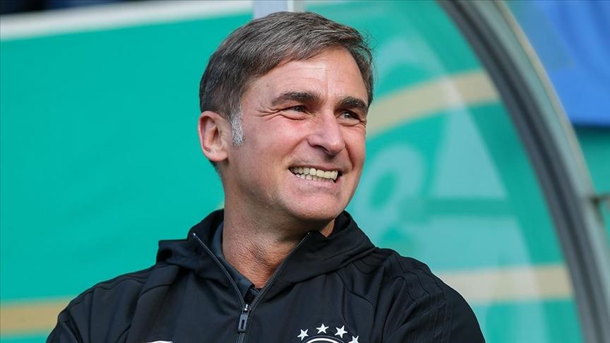 YABANCI SINIRI YORUMU
“Şu an mevcut Türk oyuncularının ne kadar süre aldığına faydası oluyor benim için aktüel olarak. Ama sonuçta TFF ve kulüpler arasında alınan bir karar olduğu için onlar en doğrusunu yapıp, kararı ona göre veriyorlardır. Milli Takım’ın başarısına katkısı var mıdır? Sırf yerli oyuncu ile oynansa lig Milli Takım daha mı başarılı olur? Tabii ki hayır. Belirli kural ve kriterleri olmasını olumlu buluyorum. Ancak sahadaki, takım içindeki rekabet oyuncuyu geliştirir.”