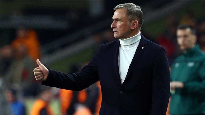 KUNTZ'DAN FLAŞ AÇIKLAMALAR
A Milli Takım Teknik Direktörü Stefan Kuntz, Fenerbahçeli genç yıldızı hem övdü, hem kendisiyle ilgili esprili bir kıyas yaptı hem de uyarılarda bulundu. Deneyimli çalıştırıcı Milli Takım hedeflerinden de bahsetti. İşte Stefan Kuntz'un Hürriyet'e yaptığı açıklama...