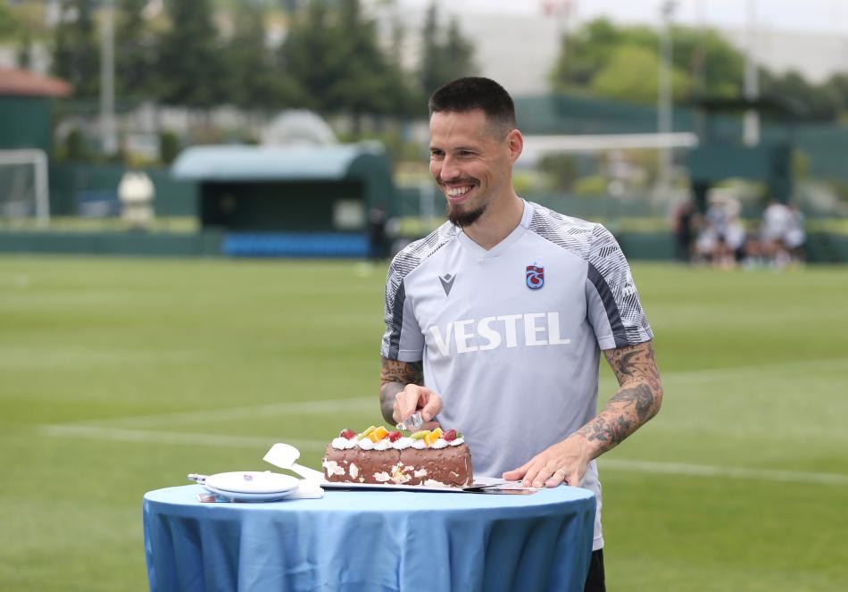 HAMSIK'E VEDA PASTASI