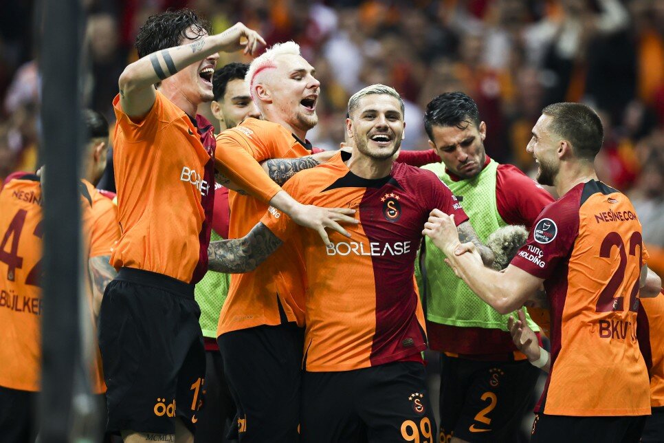 galatasaray-i_bekleyen_dev_b4995_v.jpg