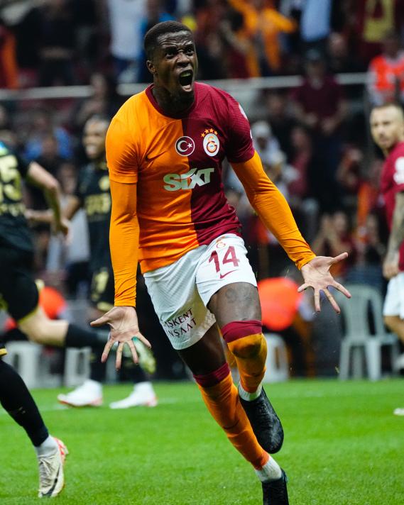 ''MANCHESTER'DA OYNAR''