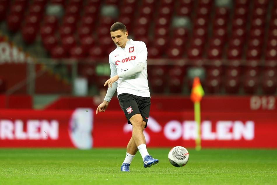 BİR POLONYALI DAHA!
Sarı-Lacivertliler’in radarına takılan son ismin Bartosz Slisz olduğu öğrenildi. Sebastian Szymanski’nin Polonya Milli Takımı’ndan arkadaşı olan 24 yaşındaki orta saha oyuncusu, ülkesinde Legia Varşova formasını giyiyor. Blisz, özellikle bu sezon sergilediği performansla dikkatleri üzerine çekti. Polonyalı futbolcu, özellikle Konferans Ligi E Grubu’nda Aston Villa’yı 3-2 yenerek büyük sürpriz yaptıkları maçta çok iyi bir futbol sergiledi. Blisz, bu sezon 19 resmi maçta 1 gol atıp, 2 asist yaptı. Eylül ayında ilk kez Polonya formasını giyen başarılı oyuncu, son olarak 2-0 kazanılan Faroe Adaları mücadelesinde 90 dakika sahada kaldı. Fenerbahçe, sözleşmesi 31 Aralık 2024’te bitecek olan Bartosz Slisz için ocak ayında Legia’nın kapısını çalabilir. (Fanatik)