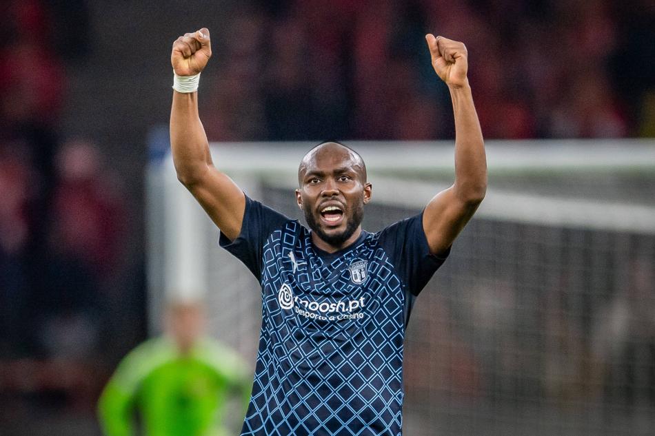 YİNE, YENİDEN AL-MUSRATI
Rade Krunic’in Milan ile sözleşme yenileme konusunda anlaşma sağlaması, İsmail Kartal’ın çok istediği Boşnak yıldızın gündemden düşmesine neden oldu. Transfer döneminin son günlerinde 1 numaralı hedef Braga’lı Al-Musrati’ydi. Ancak Portekiz ekibi, Şampiyonlar Ligi’nde oynadığı bu sezonda takımın en önemli ismini göndermeye sıcak bakmayınca transfer gerçekleşmemişti. Fenerbahçe’nin ocak ayında bir kez daha Libyalı oyuncu için harekete geçeceği öğrenildi. Braga’nın Devler Ligi’ndeki performansı, bu transferde belirleyici olabilir. Eğer Kırmızı-Beyazlılar gruptan çıkarsa, Al-Musrati’yi bırakmaları çok zor. Ancak Avrupa Ligi’ne kalır ya da özellikle sonuncu olurlarsa, Fenerbahçe’nin şansı fazlasıyla artabilir. Yaz döneminde Sarı-Lacivertliler’e yeşil ışık yakan Al-Musrati’nin ocakta da transfere sıcak bakması bekleniyor.