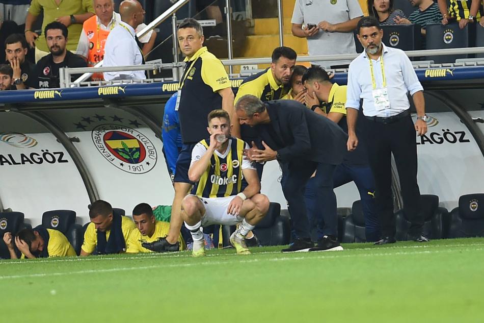 HER ŞEYE RAĞMEN 6 NUMARA!
Hem Ali Koç hem de İsmail Kartal, 6 numara transferinin yapılacağı yönünde açıklamalar yapmıştı ve taraftarın bu yönde beklentisi vardı. Transferin gerçekleşmemesinin ardından Kartal, geçtiğimiz sezon çıkış yapan İsmail Kartal'ı 6 numara pozisyonu için önceliği yaptı. Yüksek, bu sezon şu ana kadar toplamda 14 kez Sarı-Lacivertli formayı giyerken orta alandaki iyi performansının yanında 1 gol ve 2 asistlik katkısıyla da takımına direkt katkıda bulundu. İsmail Yüksek, Fenerbahçe'nin yanı sıra Milli Takım'da da harika bir form grafiğine ulaştı. Yine de her şeye rağmen Fenerbahçe'nin 6 numara pozisyonu için arayışı sürüyor ve bu anlamda, 3 yıldızı gözüne kestirdi.