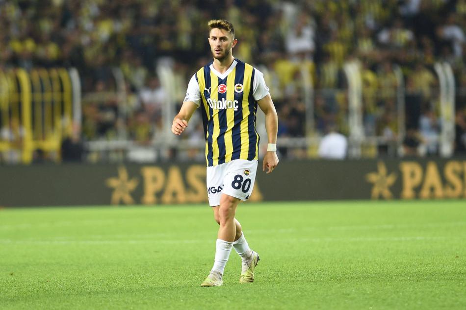 GİZLİ KAHRAMAN; İSMAİL YÜKSEK!
Fenerbahçe'de, İsmail Yüksek yeni sezonun gizli kahramanlarından birisi oldu. Geçtiğimiz sezon Jorge Jesus'un takımda tuttuğu ve milli takıma kadar yükselen 24 yaşındaki futbolcu, çıkışını teknik direktör İsmail Kartal ile de sürdürüyor. Geçtiğimiz yaz transfer döneminde, uzun bir süre 6 numara transferi için girişimlerde bulunan Sarı-Lacivertli ekip, arzuladığı pozisyona transfer yapamadı. Ancak, İsmail Yüksek yeni sezonda 6 numara pozisyonu için müthiş bir performans ortaya koyarak beklentilere karşılık verebileceğini gösterdi.