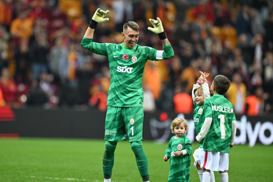 MUSLERA'YA SRPRZ KANCA