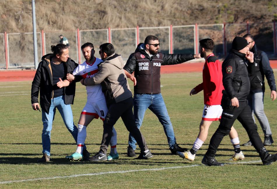 HAKEMLER VE FUTBOLCULAR ARASINDA ARBEDE