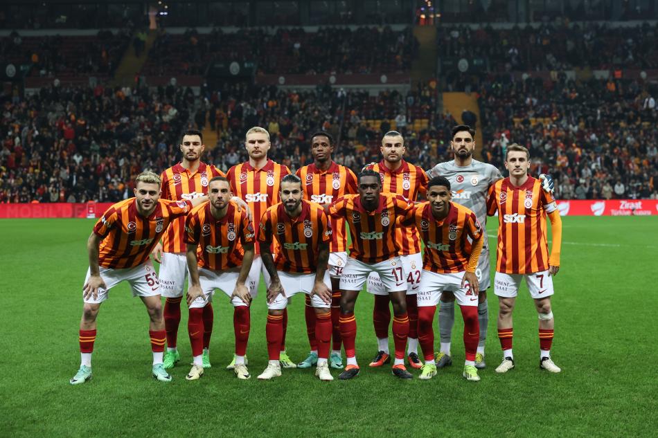 Galatasaray'da Kadro 3 Kulvarı Taşımadı! - Sporx Galeri