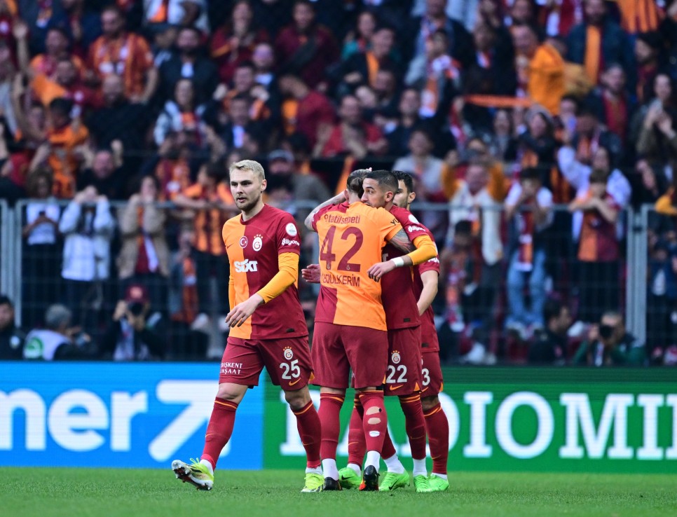 GALATASARAY'A DEV GELR