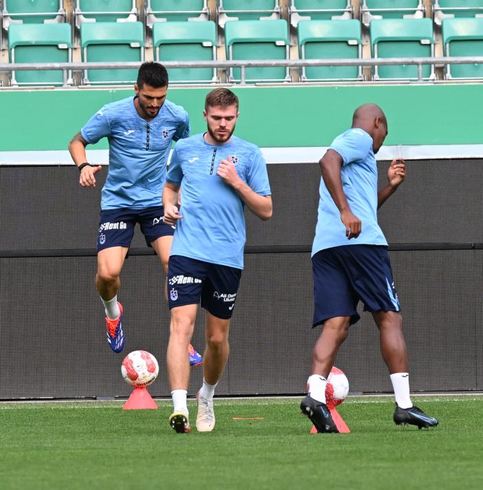 ARSENIY BATAGOV
Trabzonspor'un 1.8 milyon Euro'luk yeni yatırımlarından Ukraynalı stoper, formanın yüzünü dahi göremedi. Yıllık 650 bin Euro kazanırken 7 karşılaşmada kulübenin müdavimlerinden oldu. Trabzonspor'un Ukrayna ekibi Zorya'dan aldığı Batagov, bu sezon bordo- mavililere gelmeden önce eski takımında da forma yüzü göremedi.