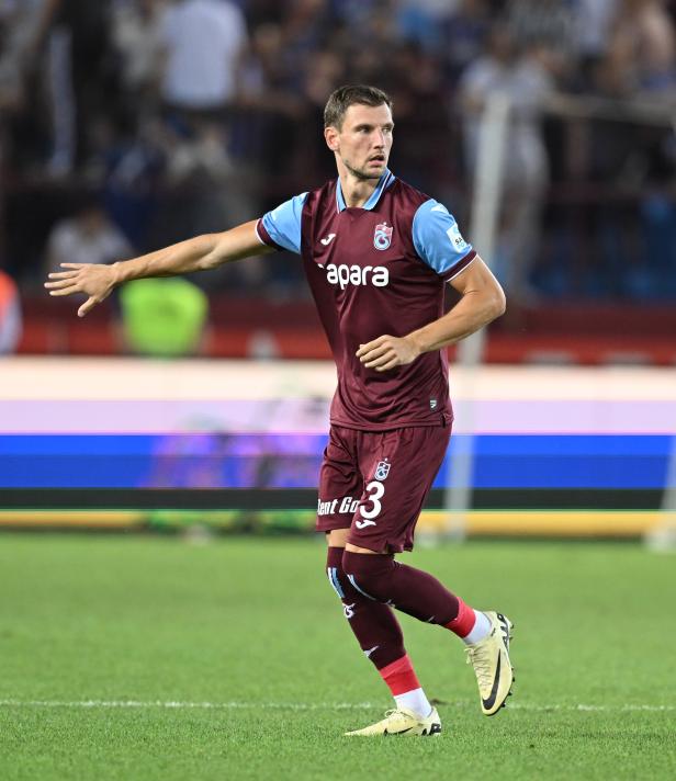 BORNA BARISIC
Solda Eren Elmalı'yı kesemeyen, imza ücretiyle senelik net 1.8 milyon Euro alan Trabzonspor'un Hırvat oyuncusu, ligde son 3 sınavda 14 dakika sahada kaldı. Oynadığı 7 maçın 3'ünde as kadroya girerken toplamda 350 dakika forma giydi.