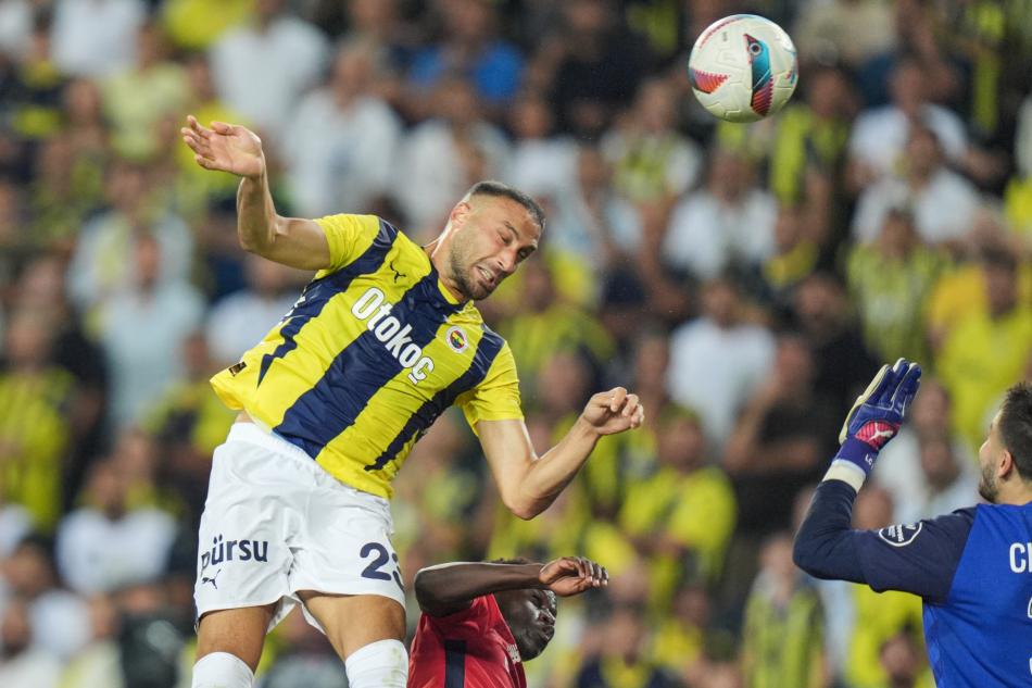 CENK TOSUN
Bonservisi olmayan ancak imza parasıyla yıllık 2.5 milyon Euro kazanan deneyimli forvet, F.Bahçe'de Dzeko ve En- Nesyri'nin arkasında kaldı. Ligde 9, toplamda 58 dakika oynadı. Avrupa kariyerinin ardından Beşiktaş'a gelen Cenk Tosun, sözleşmesinin bitimiyle sezon başında F.Bahçe'ye transfer oldu. Ancak istediği şansları bulamadı.