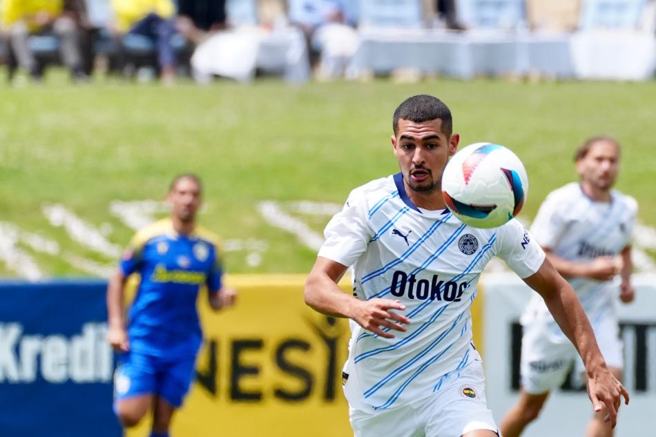 LEVENT MERCAN
Sol beke alternatif olarak 2 milyon Euro'ya alınan 23 yaşındaki isim, F.Bahçe'de sadece 9 dakika süre buldu. Ligde 7 maçın 5'inde kadroya bile dahil edilmezken yıllık 15 milyon TL kazanıyor.